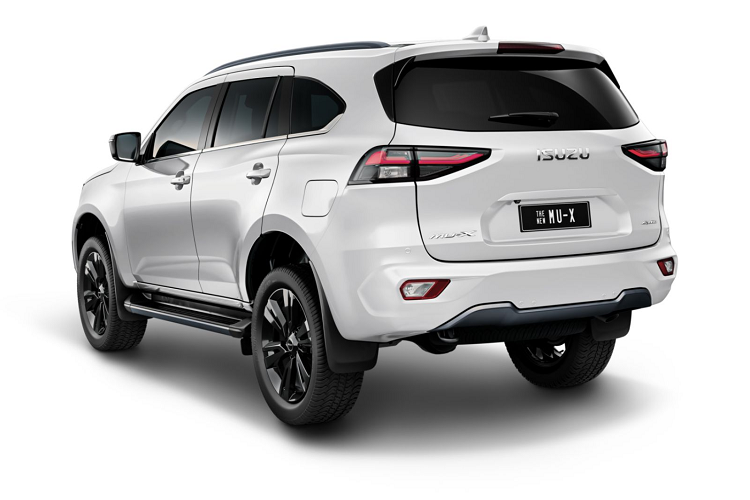 Bên cạnh đó là những tính năng an toàn đầy đủ với đèn pha tự động, hệ thống kiểm soát hành trình thích ứng ở mọi dải tốc độ, hệ thống phát hiện vật thể phía trước với hình ảnh 3D, cảnh báo tiền va chạm, phanh khẩn cấp tự động, tự động phanh sau va chạm, kiểm soát chân ga, giới hạn tốc độ thông minh, cảnh báo lệch làn đường, phanh khẩn cấp tự động khi rẽ phải.