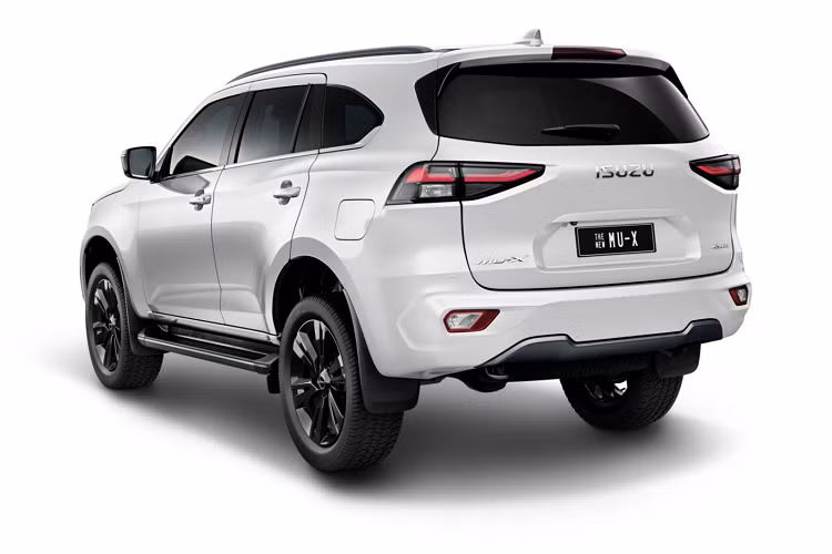 Bên cạnh đó là những tính năng an toàn đầy đủ với đèn pha tự động, hệ thống kiểm soát hành trình thích ứng ở mọi dải tốc độ, hệ thống phát hiện vật thể phía trước với hình ảnh 3D, cảnh báo tiền va chạm, phanh khẩn cấp tự động, tự động phanh sau va chạm, kiểm soát chân ga, giới hạn tốc độ thông minh, cảnh báo lệch làn đường, phanh khẩn cấp tự động khi rẽ phải.