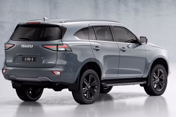 Tại thị trường Đông Nam Á này, giá xe Isuzu MU-X Phantom Collection 2023 với 3 bản trang bị là Ultimate 6AT 4×2, Ultimate 6AT 4×2 và Ultimate 6AT 4×4 dao động từ 1,506 - 1,651 triệu Baht (khoảng 1,078 - 1,182 tỷ đồng).Là phiên bản đặc biệt nên Isuzu MU-X Phantom Collection 2023 sở hữu một số điểm nhấn riêng ở ngoại thất.