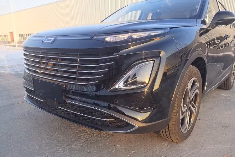 Chúng ta cũng dễ dàng nhận thấy Bestune T90 sử dụng kiểu dáng màn hình điều khiển trung tâm giống với các phiên bản xe Mercedes-Benz S-Class thế hệ mới đang bán tại Việt Nam, kích thước cũng rất lớn. Vô lăng ba chấu vát đáy thẳng có tích hợp thêm các nút bấm vật lý thông thường, không phải dạng cảm ứng.