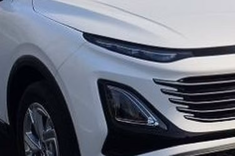 Khả năng vận hành của không gian phía sau Bestune T90 quả thực xứng tầm với định vị của một chiếc SUV cỡ trung. Qua những bức ảnh chụp lén, có thể thấy khoảng để chân phía sau vẫn rộng rãi và có những cấu hình như hốc gió sau, hộc chứa đồ giá đỡ và cửa gió điều hòa riêng, xe thuộc bản 5 chỗ ngồi.