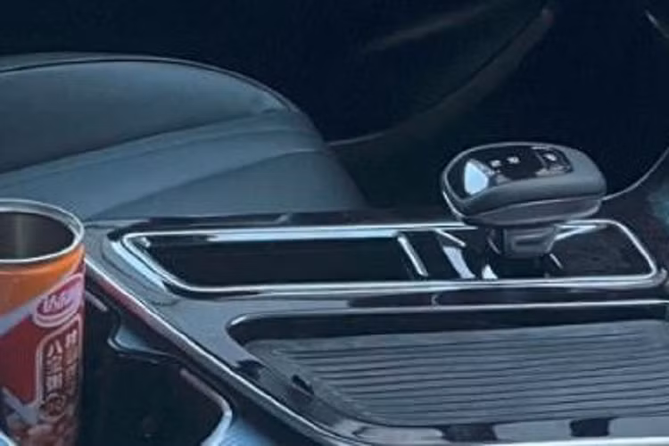 Phần đuôi xe vẫn mang âm hưởng của mặt trước chủ yếu là các đường nét chạy ngang, chính giữa cụm đèn hậu dài và hẹp là logo của hãng Bestune. Cản sau xuất hiện ống xả lớn đặt đối xứng cùng các thanh trang trí mạ crôm.