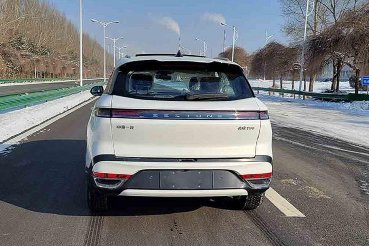 Về hệ thống truyền động, chiếc xe SUV cỡ trung Bestune T90 của tập đoàn FAW được trang bị động cơ 4 xi-lanh, dung tích 1.5 lít và 2.0 lít với công suất tối đa lần lượt là 166 mã lực và 248 mã lực. Dự đoán, mức giá xe FAW Bestune T90 sẽ khá cạnh tranh.