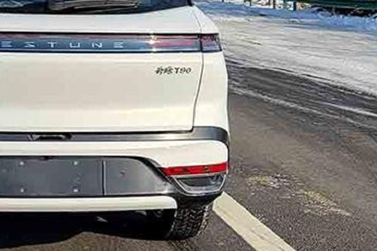 Về ngoại thất, mặt trước của Bestune T90 tương đối độc đáo, với lưới tản nhiệt được hình thành từ 5 thanh ngang mạ crôm, ngoài ra, phía trên còn có cụm đèn LED có thiết kế hẹp và dài, nối liền chính giữa bằng dải trang trí màu đen, tại vị trí này cũng có sẵn dải đèn xuyên thấu để tùy chọn lắp đặt. Bên dưới là đèn pha tách rời cùng hốc gió trước lớn.