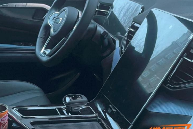 Sau 2 bức ảnh hé lộ về về thiết kế ngoại thất của xe, đến nay, mẫu xe SUV FAW Bestune T90 cũng đã lộ diện hình ảnh bên trong khoang lái và điểm thu hút người xem chính là màn hình siêu to, dựng dọc, hứa hẹn sẽ mang đến các trải nghiệm rất thú vị cho người dùng.