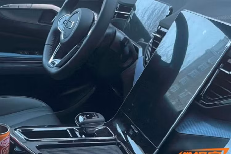 Sau 2 bức ảnh hé lộ về về thiết kế ngoại thất của xe, đến nay, mẫu xe SUV FAW Bestune T90 cũng đã lộ diện hình ảnh bên trong khoang lái và điểm thu hút người xem chính là màn hình siêu to, dựng dọc, hứa hẹn sẽ mang đến các trải nghiệm rất thú vị cho người dùng.