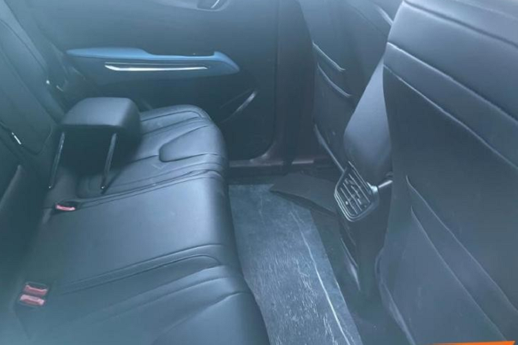 Màn hình giải trí to lớn này được vuốt cong xuống bảng điều khiển trung tâm, nơi có sự hiện diện của cần số và chỗ để sạc điện thoại thông minh, tiếp đó là phía dưới có 2 hộc đựng cốc, ly, lon nước và cuối cùng là khoảng trống để chứa 1 số vật dụng cá nhân. So với ngôn ngữ thiết kế nội thất của các mẫu anh em khác là T99 và T77 đã ra mắt, khoang lái của T90 rất mới.