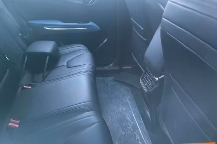 Màn hình giải trí to lớn này được vuốt cong xuống bảng điều khiển trung tâm, nơi có sự hiện diện của cần số và chỗ để sạc điện thoại thông minh, tiếp đó là phía dưới có 2 hộc đựng cốc, ly, lon nước và cuối cùng là khoảng trống để chứa 1 số vật dụng cá nhân. So với ngôn ngữ thiết kế nội thất của các mẫu anh em khác là T99 và T77 đã ra mắt, khoang lái của T90 rất mới.