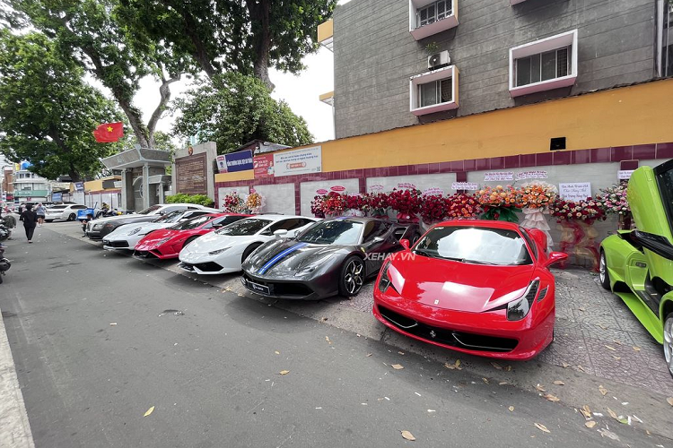 Trong buổi ra mắt showroom mới, Phan Công Khanh đã trưng bày một loạt các siêu xe, xe sang thuộc hàng hiếm, độc nhất tại Việt Nam như: McLaren 765LT Performance, Lamborghini Murcielago LP640-SV Roadster, Ferrari Portofino M, Ferrari SF90 Stradale, Lamborghini Huracan STO,… .