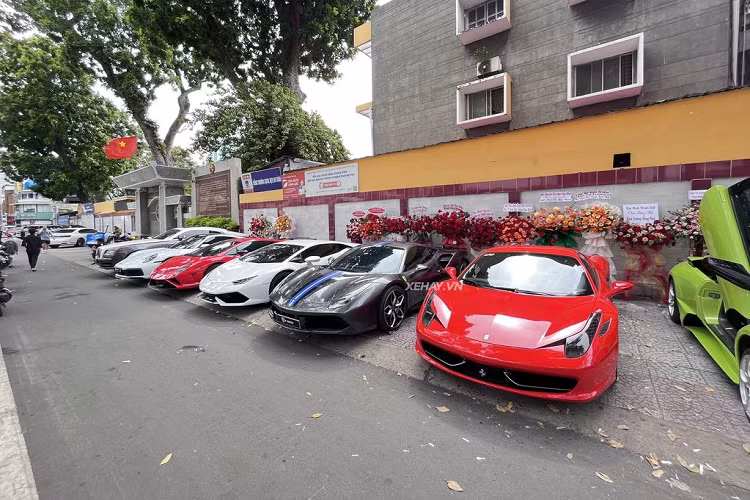 Trong buổi ra mắt showroom mới, Phan Công Khanh đã trưng bày một loạt các siêu xe, xe sang thuộc hàng hiếm, độc nhất tại Việt Nam như: McLaren 765LT Performance, Lamborghini Murcielago LP640-SV Roadster, Ferrari Portofino M, Ferrari SF90 Stradale, Lamborghini Huracan STO,… .