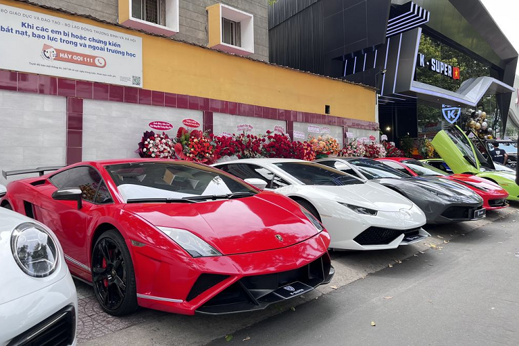 Đây cũng chính là nơi đã từng tiếp đón nhiều người nổi tiếng, như ca sĩ Tuấn Hưng, cầu thủ Quang Hải, Tiến Linh, Bùi Tiến Dũng,... Ông Đặng Lê Nguyên Vũ cũng đã từng đặt mua chiếc McLaren Senna ở showroom này.