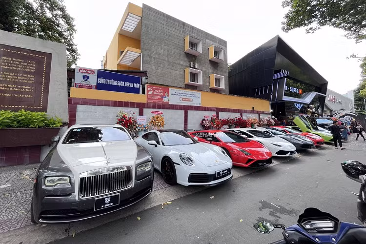 Vào hồi giữa tháng 5, tay buôn siêu xe Phan Công Khanh đã đăng tải lên trang cá nhân của mình dòng trạng thái ẩn ý về việc tạm biệt thương hiệu K-Supper tại quận 1, TP.HCM. Thậm chí, ngay trong ngày hôm đó, toàn bộ biển hiệu, dàn siêu xe, xe sang tại K-Supper đều bị dỡ bỏ và di dời. Showroom này được khai trương vào tháng 1/2022, tức tính tới thời điểm hiện tại mới hoạt động gần 17 tháng.