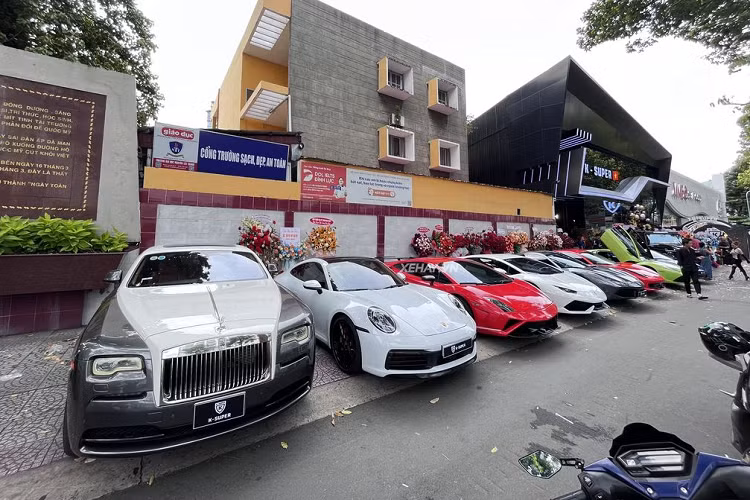 Vài năm trở lại đây, K-Supper (nay là K-Super) đã trở thành showroom bán siêu xe, xe siêu sang nổi tiếng tại Việt Nam. Năm 2021, đơn vị này đã bàn giao tới tay khách hàng hơn 100 siêu xe, xe siêu sang các loại.