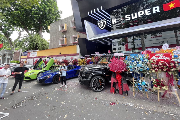Vào thời điểm đó, giới mê xe trong nước đã rất tiếc nuối vì ở thời kỳ đỉnh cao, showroom này từng trưng bày cùng lúc hàng chục siêu xe, xe siêu sang đến từ các thương hiệu đình đám như: Lamborghini, Ferrari, McLaren, Porsche, Rolls-Royce hay Bentley.