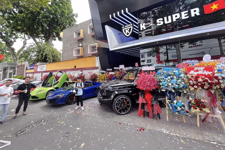 Vào thời điểm đó, giới mê xe trong nước đã rất tiếc nuối vì ở thời kỳ đỉnh cao, showroom này từng trưng bày cùng lúc hàng chục siêu xe, xe siêu sang đến từ các thương hiệu đình đám như: Lamborghini, Ferrari, McLaren, Porsche, Rolls-Royce hay Bentley.