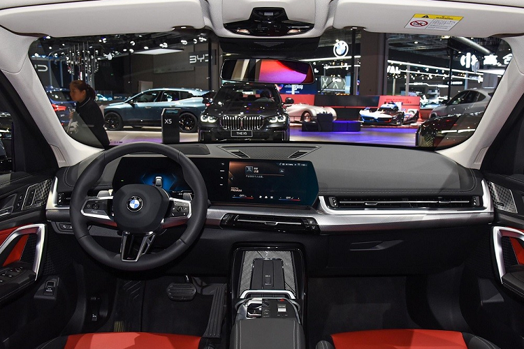 Ghế trước của BMW X1 Li 2023 được thiết kế theo phong cách thể thao, ôm vừa vặn lấy thân người ngồi đồng thời đỡ vai và sườn tốt hơn. Trong khi đó, hàng ghế sau của xe kém nổi bật hơn nhưng có thể gập 40:20:40 tiện dụng. Cửa sổ trời toàn cảnh phía trên hứa hẹn mang đến không gian nội thất thoáng đãng hơn cho hành khách.