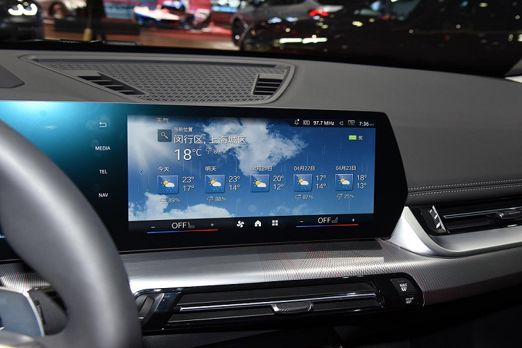 Khi mua BMW X1 Li 2023, khách hàng Trung Quốc có thể chọn 1 trong 2 phiên bản là 20Li và 25Li. Trong đó, bản 20Li dùng động cơ xăng 4 xi-lanh, tăng áp, dung tích 1.5L. Động cơ dùng cho BMW X1 25Li 2023 là máy xăng tăng áp 2.0L.