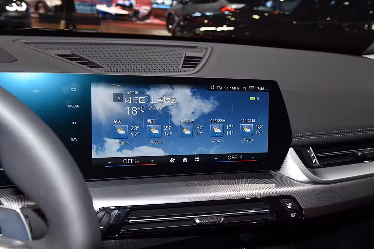 Khi mua BMW X1 Li 2023, khách hàng Trung Quốc có thể chọn 1 trong 2 phiên bản là 20Li và 25Li. Trong đó, bản 20Li dùng động cơ xăng 4 xi-lanh, tăng áp, dung tích 1.5L. Động cơ dùng cho BMW X1 25Li 2023 là máy xăng tăng áp 2.0L.