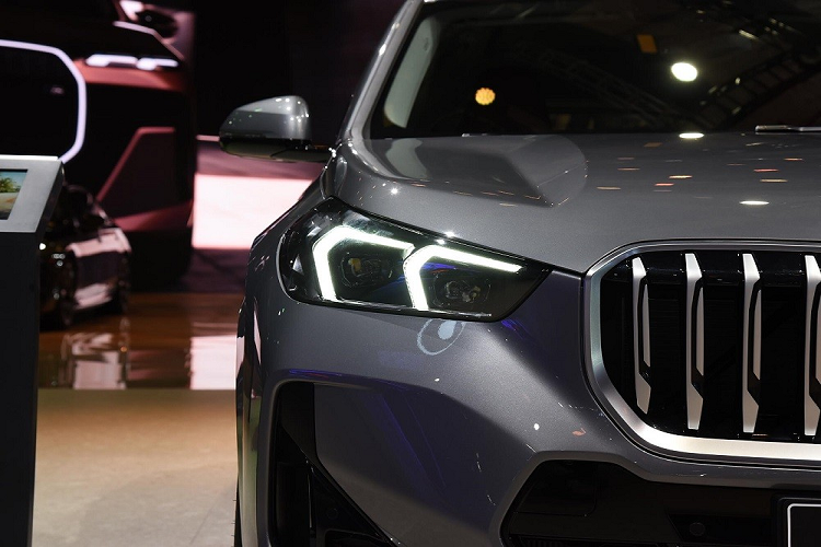 Bên cạnh đó là vành hợp kim đa chấu bắt mắt và đường dập gân nổi bật, kéo dài từ chắn bùn trước đến đèn hậu. Phần nóc của xe được thiết kế dốc về phía sau, tạo cảm giác mượt mà.