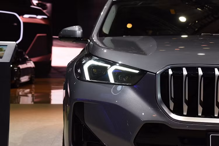 Bên cạnh đó là vành hợp kim đa chấu bắt mắt và đường dập gân nổi bật, kéo dài từ chắn bùn trước đến đèn hậu. Phần nóc của xe được thiết kế dốc về phía sau, tạo cảm giác mượt mà.