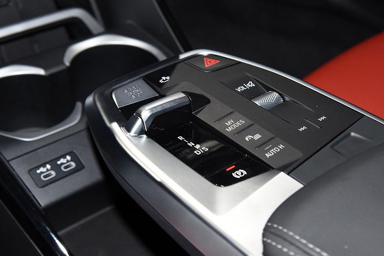 Cuối cùng là hệ thống treo MacPherson phía trước và hệ thống treo đa liên kết đằng sau.