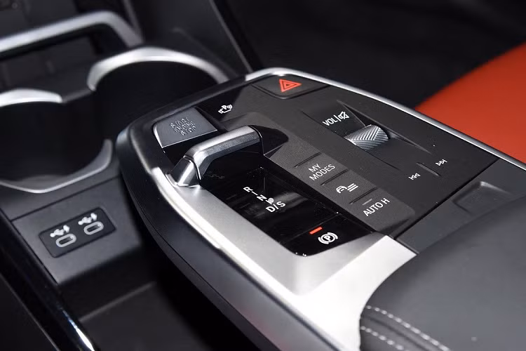 Cuối cùng là hệ thống treo MacPherson phía trước và hệ thống treo đa liên kết đằng sau.