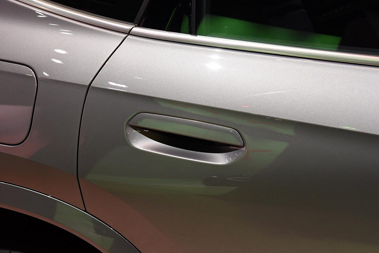 Bên dưới cản sau là bộ khuếch tán gió màu bạc khỏe khoắn. Trên đuôi xe có nhiều đường nét nằm ngang khiến khu vực này trông rộng và bề thế hơn. Bên trong xe, BMW X1 Li thế hệ mới dành cho Trung Quốc được trang bị nội thất đương nhiên rộng rãi hơn xe ở thị trường nước ngoài.