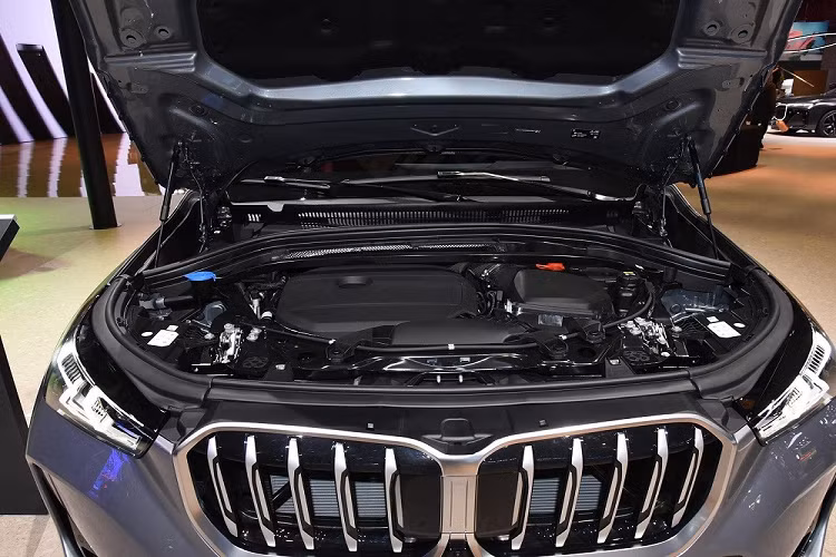 So với BMW X1 2023 tại Việt Nam, xe tại Trung Quốc dài hơn 116 mm và chiều dài cơ sở tăng đến 110 mm trong khi chiều rộng, chiều cao giữ nguyên. Ngoài ra, X1 Li 2023 có chiều dài cơ sở gần như ngang ngửa X3 đang bán tại Việt Nam. Không chỉ thay đổi kích thước, BMW X1 Li 2023 còn được thay đổi nhẹ về thiết kế so với xe ở nước ngoài.