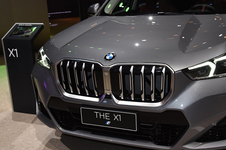 ... cản trước thể thao hơn với hốc gió trung tâm hình chữ nhật khá rộng và khe gió ở hai góc. Tay nắm cửa của xe được thiết kế chìm xuống thay vì nhô lên để giảm hệ số lực cản không khí cho xe.