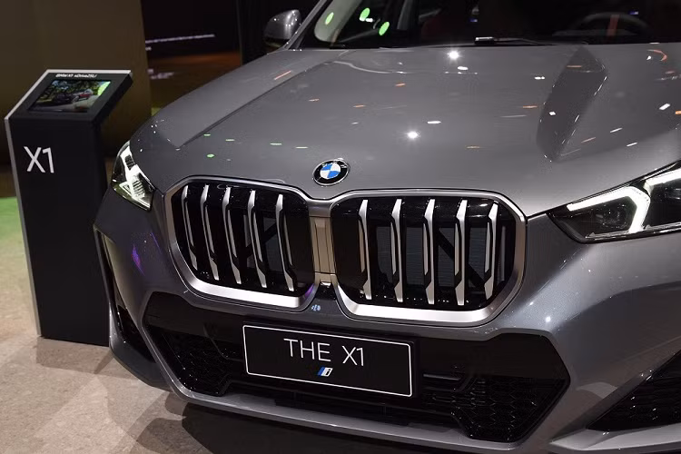 ... cản trước thể thao hơn với hốc gió trung tâm hình chữ nhật khá rộng và khe gió ở hai góc. Tay nắm cửa của xe được thiết kế chìm xuống thay vì nhô lên để giảm hệ số lực cản không khí cho xe.