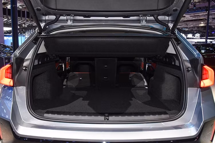 Trong khi đó, thiết kế nội thất thì lại giống hệt BMW X1 phiên bản quốc tế. Tương tự các mẫu xe sang cùng thương hiệu, X1 Li mới cũng có vô lăng 3 chấu thể thao và màn hình cong cỡ lớn đặt nổi trên mặt táp-lô. Màn hình này kết hợp giữa bảng đồng hồ kỹ thuật số 10,25 inch... và màn hình cảm ứng trung tâm 10,7 inch.