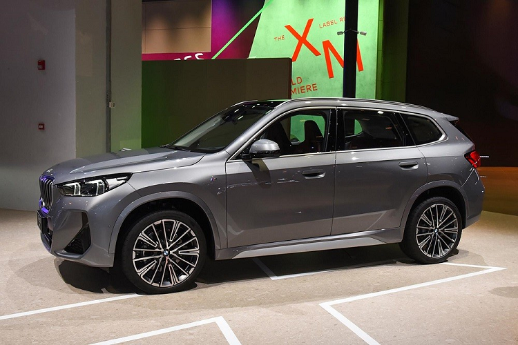 Ở thế hệ thứ ba, mẫu SUV hạng sang cỡ nhỏ này được trang bị lưới tản nhiệt hình quả thận đôi cỡ lớn hơn và cứng cáp hơn với những nan nằm dọc cũng như viền bao quanh mạ crôm. Thêm vào đó là cụm đèn pha LED mới, tích hợp 2 dải đèn LED định vị ban ngày hình chữ "L" đặc trưng của thương hiệu BMW...