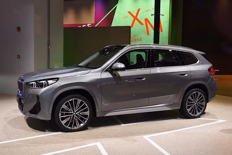 Ở thế hệ thứ ba, mẫu SUV hạng sang cỡ nhỏ này được trang bị lưới tản nhiệt hình quả thận đôi cỡ lớn hơn và cứng cáp hơn với những nan nằm dọc cũng như viền bao quanh mạ crôm. Thêm vào đó là cụm đèn pha LED mới, tích hợp 2 dải đèn LED định vị ban ngày hình chữ "L" đặc trưng của thương hiệu BMW...