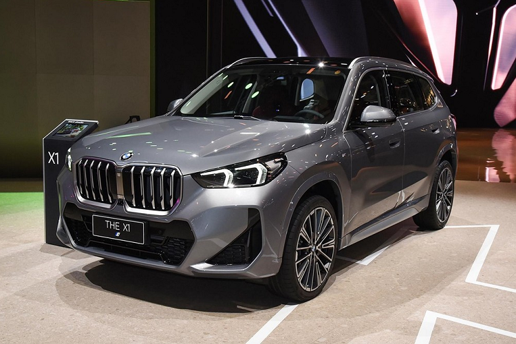 X1 hiện là mẫu SUV hạng sang có kích thước nhỏ nhất trong dòng sản phẩm của thương hiệu BMW. Tuy nhiên, với thị trường Trung Quốc, BMW X1 2023 mới lại không nhỏ bé như người ta tưởng tượng.