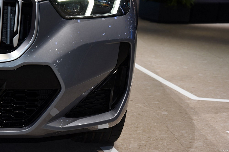 Đồng thời, so với xe ở thị trường quốc tế, BMW X1 Li 2023 tại Trung Quốc còn được trang bị cửa sau lớn hơn. Đằng sau BMW X1 Li 2023 xuất hiện cụm đèn hậu hình chữ "L" và cản sau sơn màu đen bóng, đi kèm dải đèn nằm dọc ở hai góc.