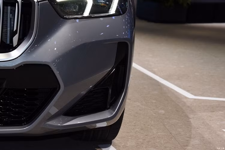 Đồng thời, so với xe ở thị trường quốc tế, BMW X1 Li 2023 tại Trung Quốc còn được trang bị cửa sau lớn hơn. Đằng sau BMW X1 Li 2023 xuất hiện cụm đèn hậu hình chữ "L" và cản sau sơn màu đen bóng, đi kèm dải đèn nằm dọc ở hai góc.