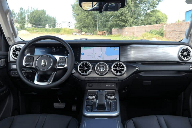 Ngoài ra, hệ thống pin sẽ đi kèm với gói pin lithium bậc ba có dung lượng 37,11 kWh, giúp xe có phạm vi hành trình thuần điện 105 km và mức tiêu hao nhiên liệu 9,5 lít/100km. Hiện tại, nội thất của Tank 300 PHEV vẫn chưa được tiết lộ; tuy nhiên, nó hầu như sẽ dựa trên phiên bản xăng.