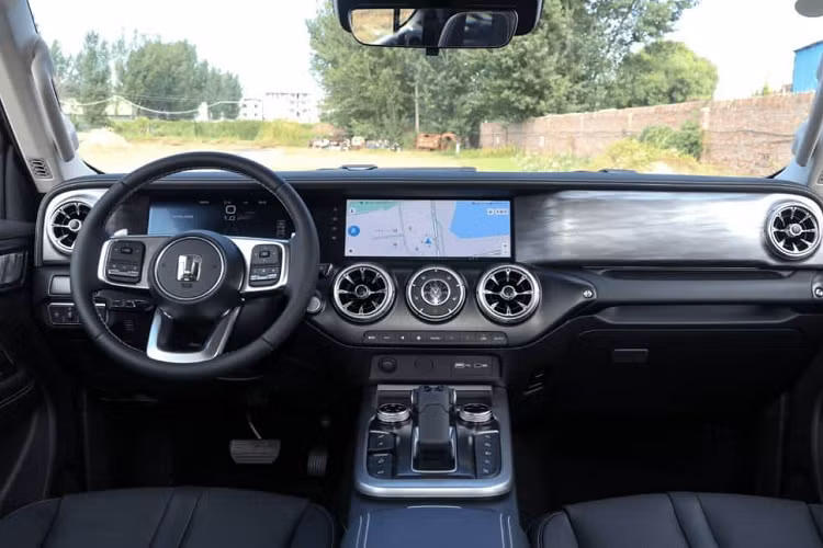 Ngoài ra, hệ thống pin sẽ đi kèm với gói pin lithium bậc ba có dung lượng 37,11 kWh, giúp xe có phạm vi hành trình thuần điện 105 km và mức tiêu hao nhiên liệu 9,5 lít/100km. Hiện tại, nội thất của Tank 300 PHEV vẫn chưa được tiết lộ; tuy nhiên, nó hầu như sẽ dựa trên phiên bản xăng.