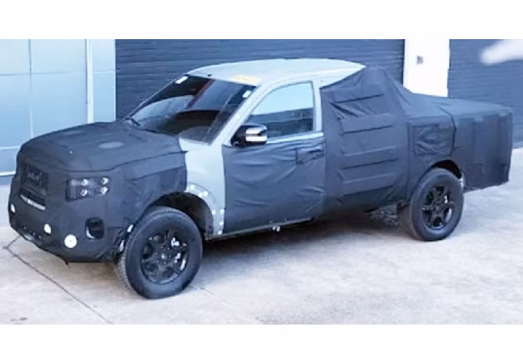 Hồi đầu tháng 3/2023, một vài bức ảnh về mẫu xe được cho là chiếc bán tải mới của Kia cũng đã được chụp tại Hàn Quốc, khi chiếc xe này đang trong quá trình chạy thử trên đường và được che chắn khá kỹ, tuy nhiên người nhìn cũng có thể dễ dàng nhận ra hệ thống đèn chiếu sáng Led của chiếc xe, cùng kiểu lưới tản nhiệt, hốc gió và cả Logo của hãng.