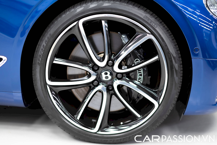 Những đường viền kim loại sáng bóng quanh thân xe đồng điệu với lưới tản nhiệt lộng lẫy. Nắp ca-pô dài và phần đuôi xe vuốt từ kính sau xuống cốp. Có sẵn gói trang bị Mulliner Driving Specification, chiếc xe này sở hữu bộ mâm 22-inch phối 2 màu Đen và phay bóng kiểu cách. Bộ lốp hiệu năng cao Pirelli P Zero kích cỡ 275/35ZR22 ở bánh trước và 315/30ZR22 ở bánh sau.
