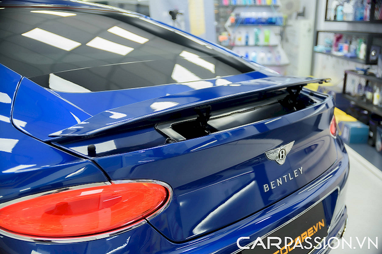 Ngay từ cái nhìn đầu tiên, chiếc Bentley Continental GT First Edition thể hiện được vẻ cuốn hút với nước sơn màu xanh dương Sequin Blue bao phủ gần như toàn bộ thân xe, bao gồm cả ốp gương chiếu hậu ngoài, cản trước cũng như cản sau, tạo nên một thể thống nhất về ngoại hình. Hệ thống đèn chiếu sáng với công nghệ Matrix LED được tạo hình khối pha lê.