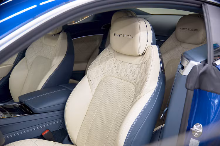 Góp phần quan trọng vào chức năng của Bentley Dynamic Ride là hệ thống treo khí nén với các bộ giảm xóc khí nén 3 khoang được cải tiến triệt để về sự mềm mại ở trạng thái thư giãn cũng như độ cứng vững ở chế độ vận hành thể thao. Hệ thống lái vô-lăng trợ lực điện EPAS mới mang đến độ phản hồi chính xác cực cao và đáp ứng tốt hơn trong nhiều tình huống cũng như thay đổi theo tốc độ.