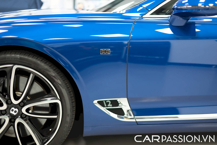 Một huy hiệu khác có số "12" được đặt ở khe gió trên vòm bánh trước, cho thấy bên trong chiếc xe này là khối động cơ W12 mạnh mẽ nhất của Bentley. Phần thân xe có cấu trúc tiên tiến cứng hơn 5%, nhưng ứng dụng chất liệu nhôm siêu nhẹ qua đó giúp khối lượng của xe giảm tới 80 kg so với thế hệ trước và đóng góp vào hiệu năng tổng thể.