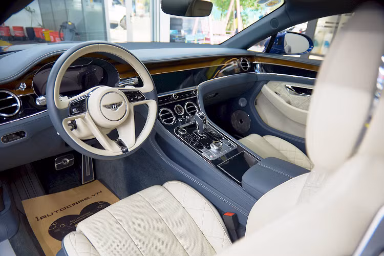 Đây là hệ thống điều khiển chống nghiêng dùng điện 48V, có tác dụng kiểm soát và điều chỉnh các bộ truyền động trên thanh chống lật của từng trục bánh để hoàn thiện khả năng kiểm soát chiếc xe. Với công nghệ này, cảm giác điều khiển xe đạt tới độ chính xác cao hơn và linh hoạt hơn, cũng như tăng cường độ tiện nghi êm ái.