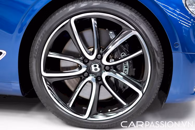 Động cơ W12 6.0L TSI với bộ turbo tăng áp kép với công nghệ đỉnh cao hàng đầu thế giới, mang đến âm thanh đặc trưng không thể nhầm lẫn và vượt trội hoàn toàn so với những kiểu động cơ V12 thông thường.