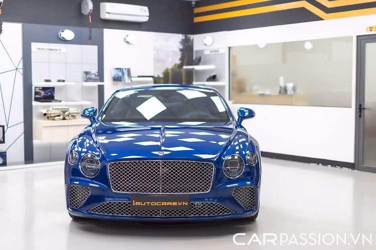 Dòng xe siêu sang Bentley Continental GT luôn được mệnh danh là sự hòa trộn hoàn hảo giữa vẻ đẹp quý tộc với những đường nét hiện đại và thể thao. Ký hiệu GT viết tắt của Grand Tourer nhấn mạnh rằng đây là chiếc xe thể thao siêu sang 2 cửa - 4 chỗ ngồi thoải mái và tiện nghi bậc nhất trên phạm vi toàn thế giới, đồng thời mang dấu ấn đặc trưng của Bentley với phong cách trẻ trung năng động.