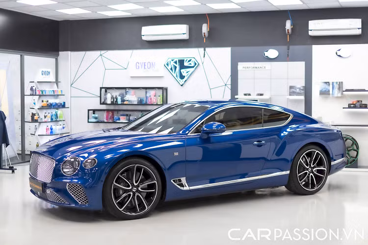Trong danh mục Continental GT thế hệ thứ 3 hoàn toàn mới của Bentley kể từ năm 2018 trở đi có tới 4 phiên bản khác nhau, gồm 2 cấu hình động cơ (W12 và V8) và 2 kiểu thân xe là coupe và convertible. Bản Continental GT Coupe W12 có khả năng tăng tốc nhanh nhất khi chỉ cần 3,7 giây để hoàn thành quãng đường 0-100km/h, chính là chiếc màu xanh Sequin Blue này.
