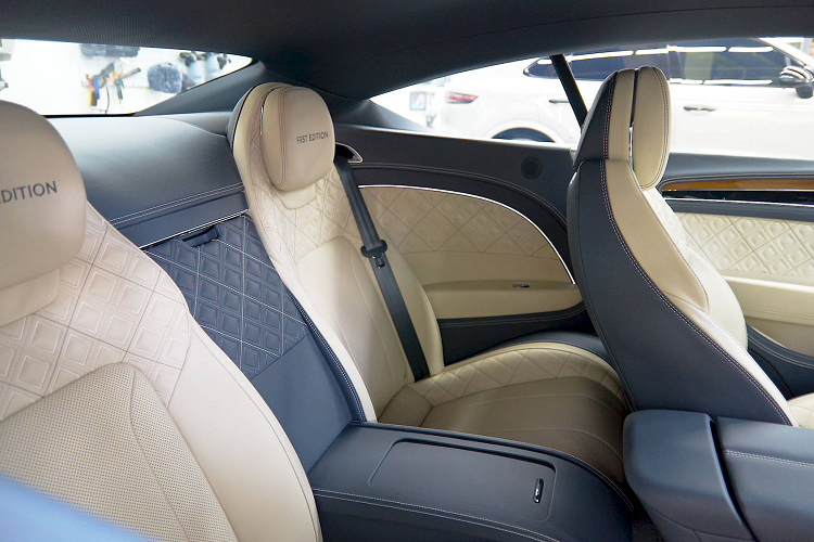 Hệ thống phanh thép hiệu năng cao của xe với tổng cộng tới 28 piston (trên cả 4 bánh). Phanh đĩa trước kích cỡ 420 mm kết hợp với bộ kẹp tới 10-piston trên từng đĩa phanh, trong khi phanh đĩa sau 380 mm đi kèm với bộ kẹp 4-piston.Bên trong nội thất Continental GT First Edition là không gian ấm áp và quý phái, trang nhã được tạo nên bởi 2 gam màu kem Linen và xanh hoàng tộc Imperial Blue.