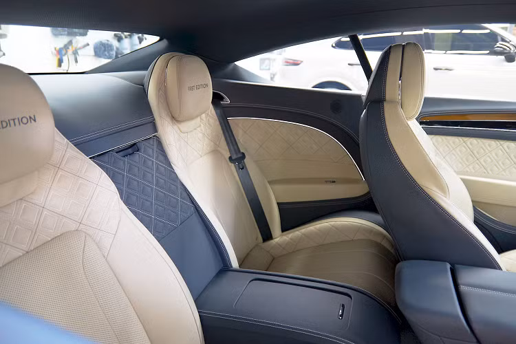 Hệ thống phanh thép hiệu năng cao của xe với tổng cộng tới 28 piston (trên cả 4 bánh). Phanh đĩa trước kích cỡ 420 mm kết hợp với bộ kẹp tới 10-piston trên từng đĩa phanh, trong khi phanh đĩa sau 380 mm đi kèm với bộ kẹp 4-piston.Bên trong nội thất Continental GT First Edition là không gian ấm áp và quý phái, trang nhã được tạo nên bởi 2 gam màu kem Linen và xanh hoàng tộc Imperial Blue.