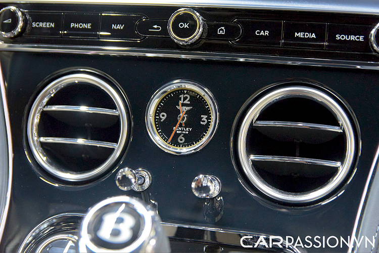 Bentley Continental GT bản First Edition này có thêm huy hiệu biểu tượng lá quốc kỳ Anh được lồng vào số "1" cách điệu ở giữa, gắn ở hai bên hông thân trước cũng như xuất hiện trong nội thất ở vị trí cạnh cửa gió trên bảng táp-lô phía bên hành khách trước.